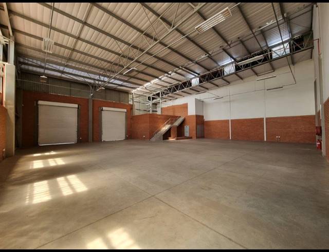 608M² WAREHOUSE TO LET IN LONGLAKE